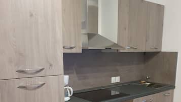 Geladeira, micro-ondas, fogĂŁo, cooktop