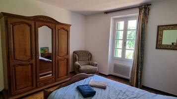 2 quartos, ferros/tĂĄbuas de passar roupa, Wi-Fi de cortesia