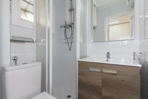 Shower, towels