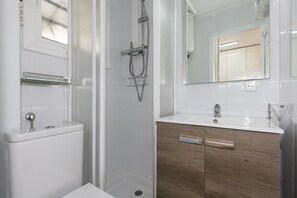 Een douche, handdoeken