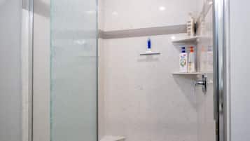 Secador de pelo, toallas