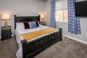 3 sovrum, skrivbord, strykjärn/strykbräda och resesäng