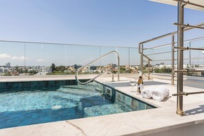 Piscine couverte, chaises longues