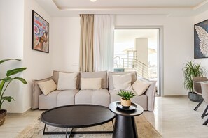 Loftsleilighet – luxury | Oppholdsområde | En 65-tommers LCD-TV med digitale kanaler samt Netflix