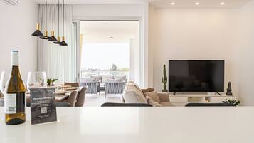 Family Penthouse | 3 bedrooms, memory-foam beds, desk, free cots/infant beds