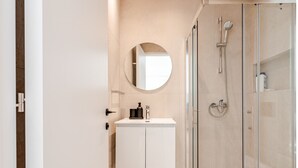Estudio, balcón | Baño