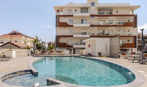 Indoor pool, pool loungers