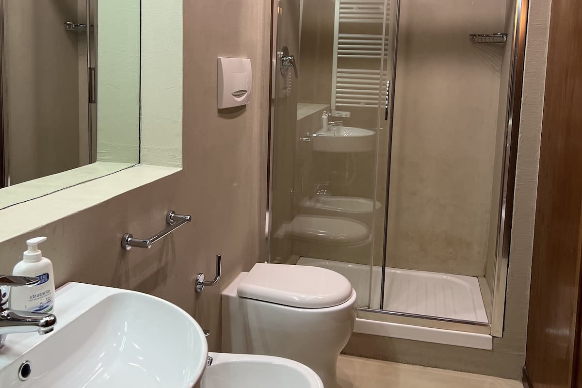 Comfort-lejlighed | Badeværelse | Bruser, håndklæder, Sæbe, Toiletpapir