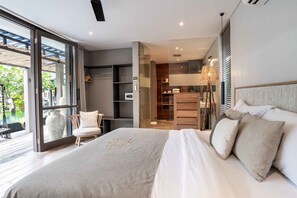 Deluxe Pool Suite | Seprai premium, bantalan ekstra lembut, brankas, dan meja kerja