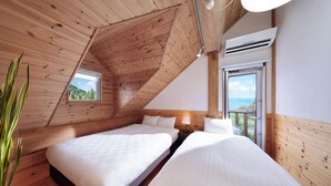 Un dormitorio con dos camas, paredes de madera, una ventana con vistas y un equipo de aire acondicionado.
