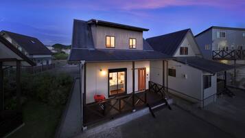 Nagisa Building 3(Room Only)Non smoking | Individually decorated, individually furnished, desk, blackout drapes