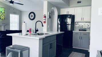 Frigorífico, microondas, horno y placa de cocina