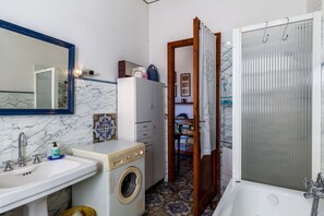 Bathtub, hair dryer, towels - Apartment 'Palazzo Ricci' with Wi-Fi (Carrara)