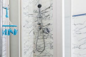 Bathtub, hair dryer, towels - Apartment 'Palazzo Ricci' with Wi-Fi (Carrara)