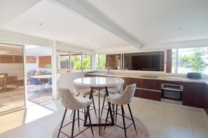 Dining - Beau T4 vue mer Avec Grande Terrasse et Piscine (Saint Paul)