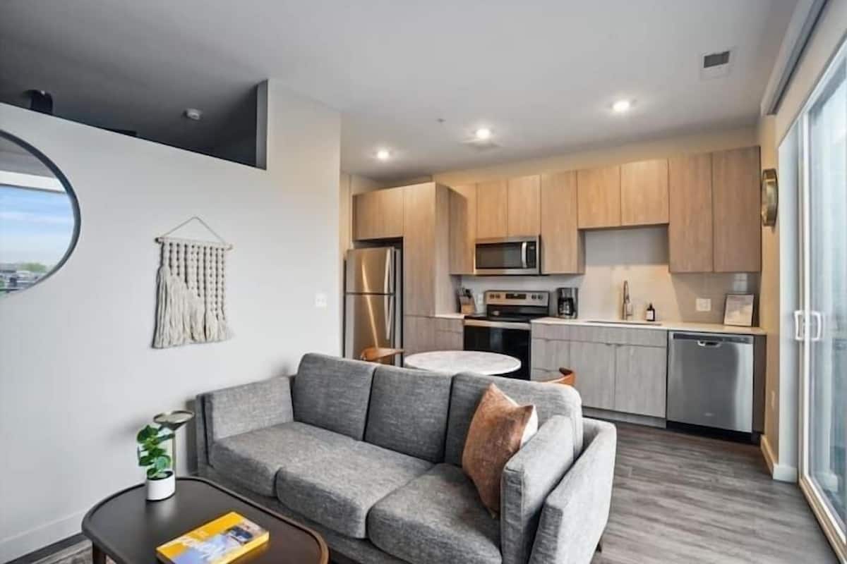 Appartement | Woonruimte | Een 42-inch smart-tv met digitale zenders, Netflix en Hulu