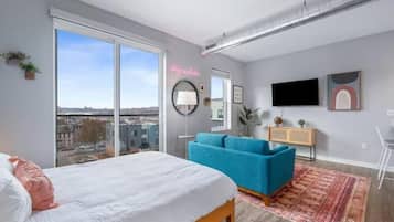 1 habitación, escritorio y espacio para trabajar con laptop