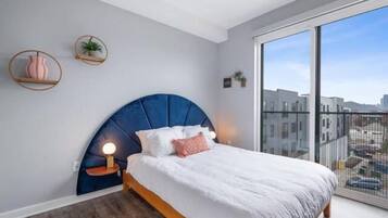 Studio Suite | Desk, laptop workspace, free WiFi