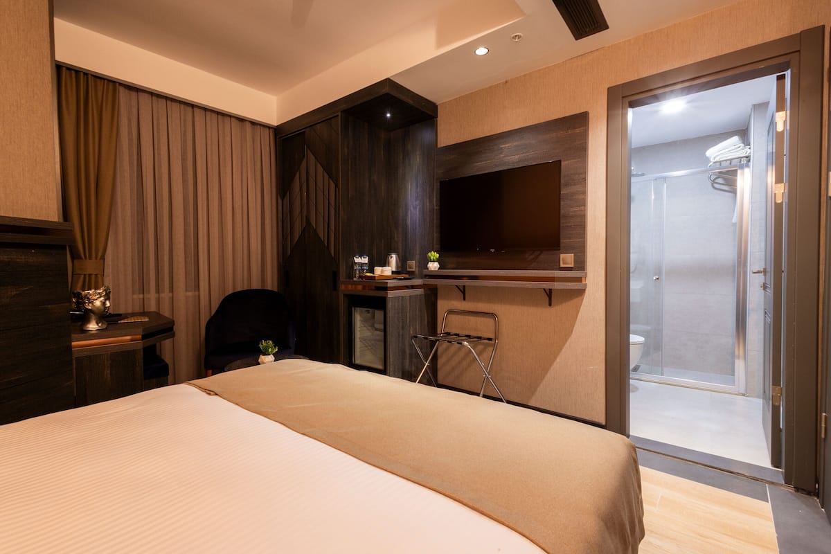 Habitación económica, 1 cama de matrimonio grande | Colchones Tempur-Pedic, minibar, caja fuerte y cortinas opacas