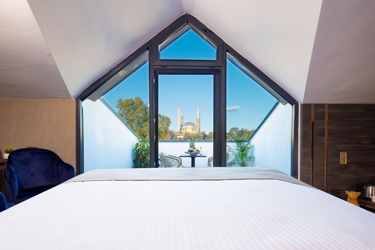 Loft, 1 Double Bed, Non Smoking | Tempur-Pedic beds, minibar, in-room safe, blackout curtains