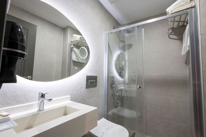 Economy Room, 1 King Bed | Bathroom
