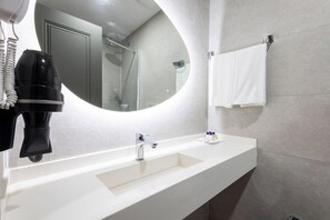 Douche, douche à « effet pluie », articles de toilette gratuits