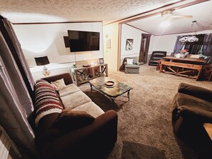 Smart TV, DVD player, books, printers - Enchanted escape, secluded in the Ozarks entire home with a private hot tub (Pineville)