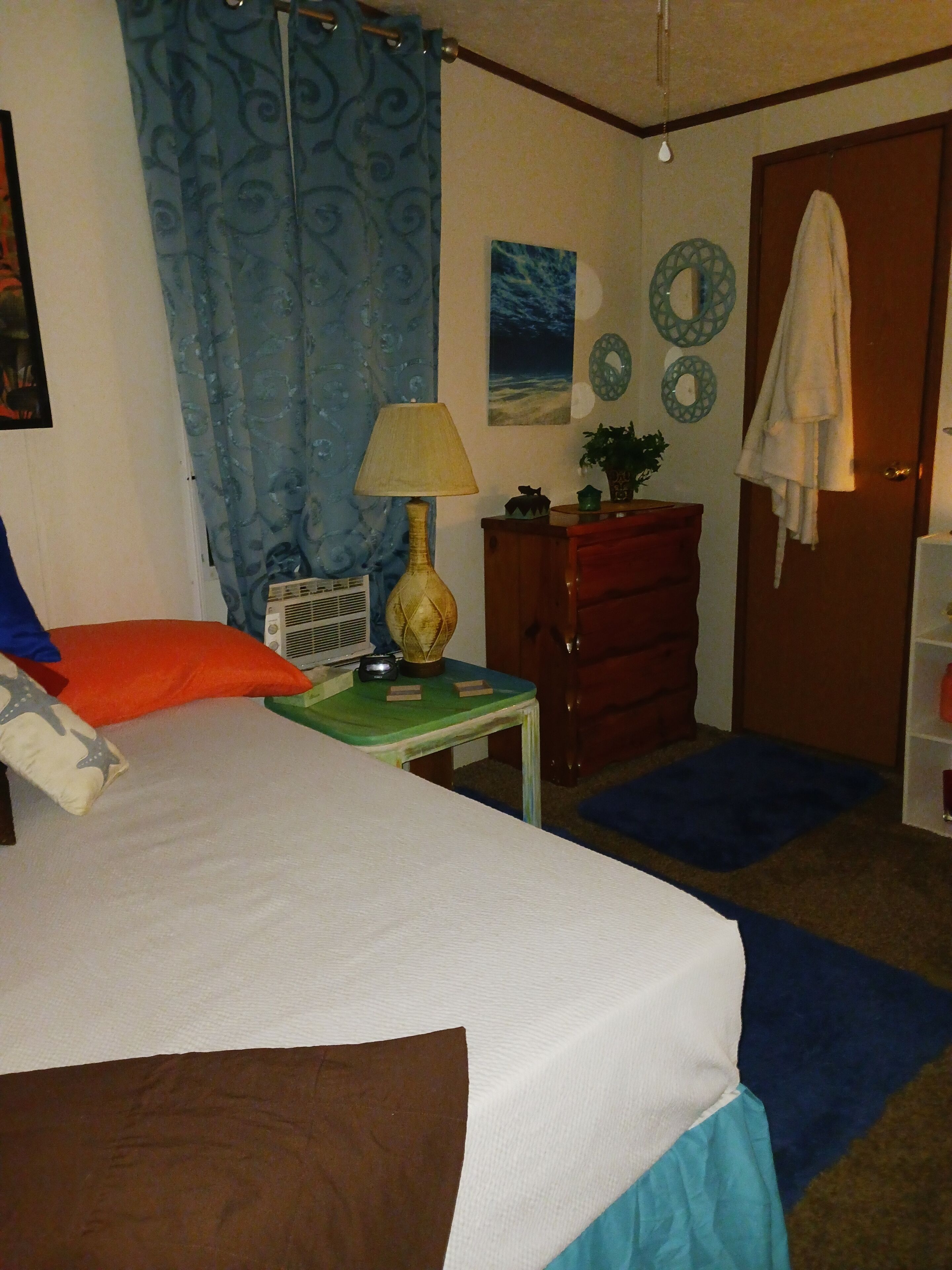 3 bedrooms, desk, iron/ironing board, travel crib