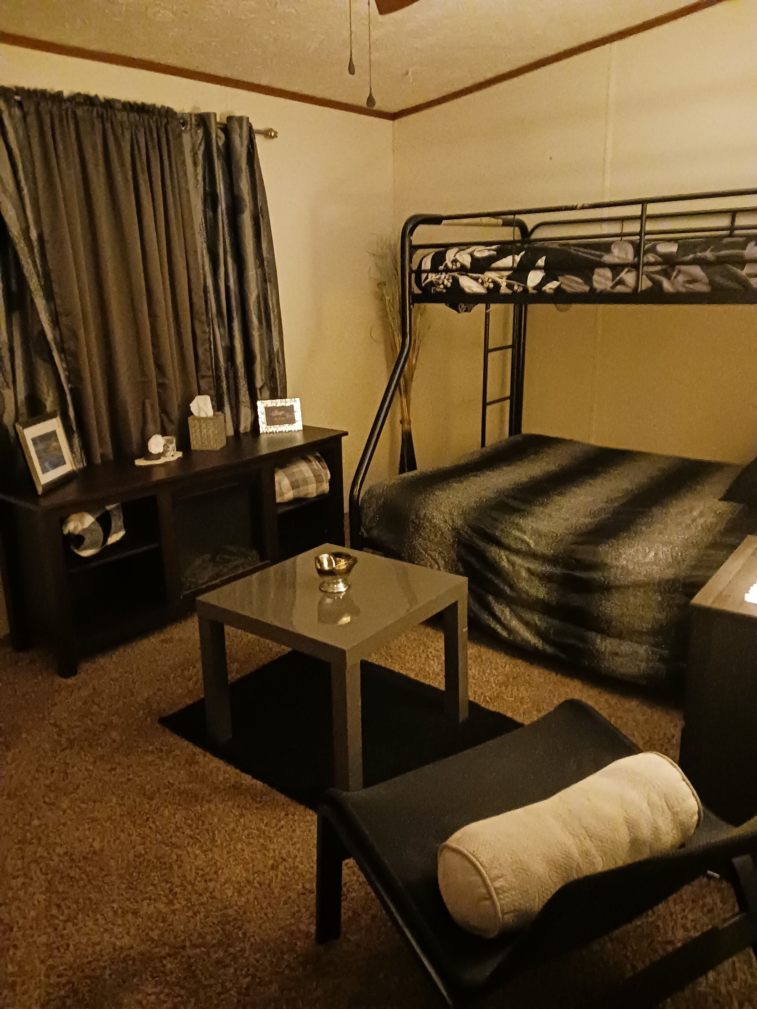 3 bedrooms, desk, iron/ironing board, travel cot