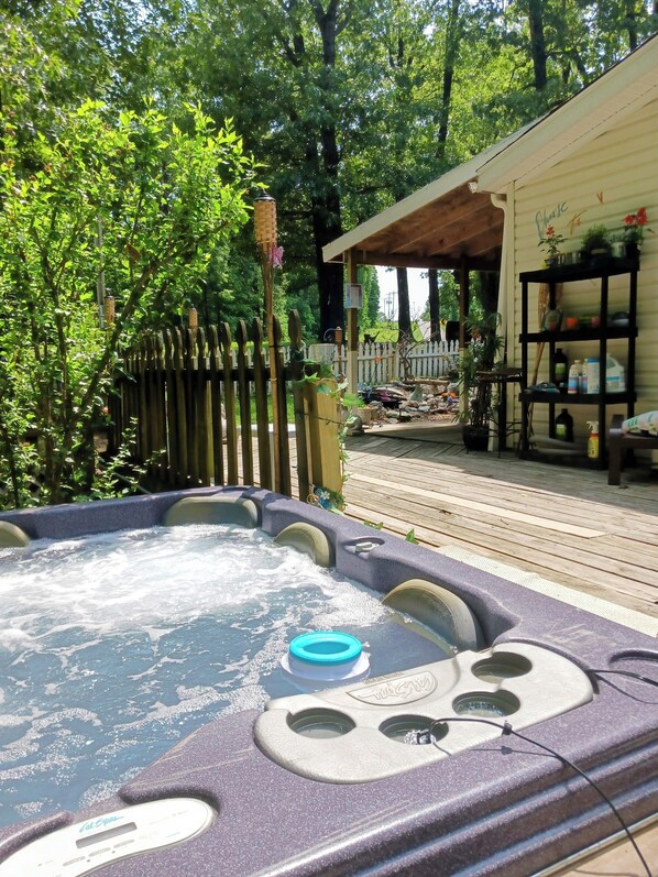 Outdoor spa tub
