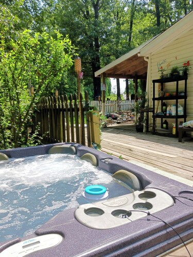 Enchanted escape, secluded in the Ozarks entire home with a private hot tub