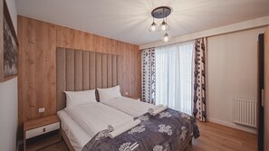 Apartamento (J4) | Espacio para trabajar con un portátil y tabla de planchar con plancha