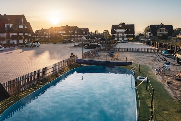 Una piscina al aire libre de temporada