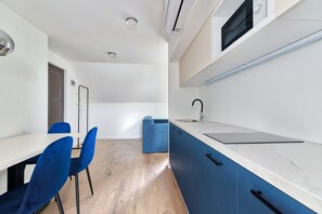 Fridge, microwave, cookware/dishes/utensils - Villa Oliver Budapest   (Budapest)