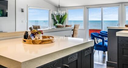 4 Bedroom Water's Edge Oasis with Salt Water Pool