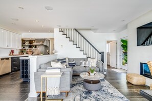 Smart-TV, peis og bøker