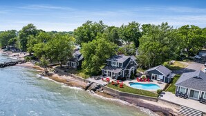 A coastal residential area with houses, a swimming pool, and a beach. - 4 Bedroom Water's Edge Oasis with Salt Water Pool (Kingsville)