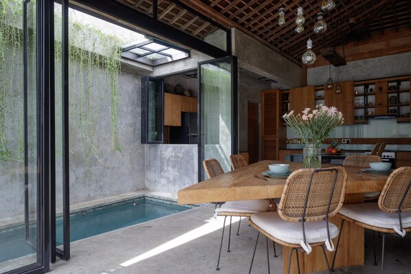 Three Bedroom Private Pool Villa with Fully Equipped Kitchen | Aire de séjour | Téléviseur à écran plat de 52 po avec télévision numérique