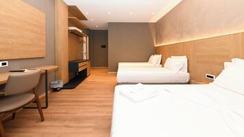 Deluxe Quadruple Room | Iron/ironing board, free WiFi