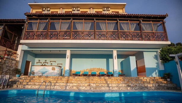 A two-story building with a swimming pool in front. - Hotel Panorama (Himarë)