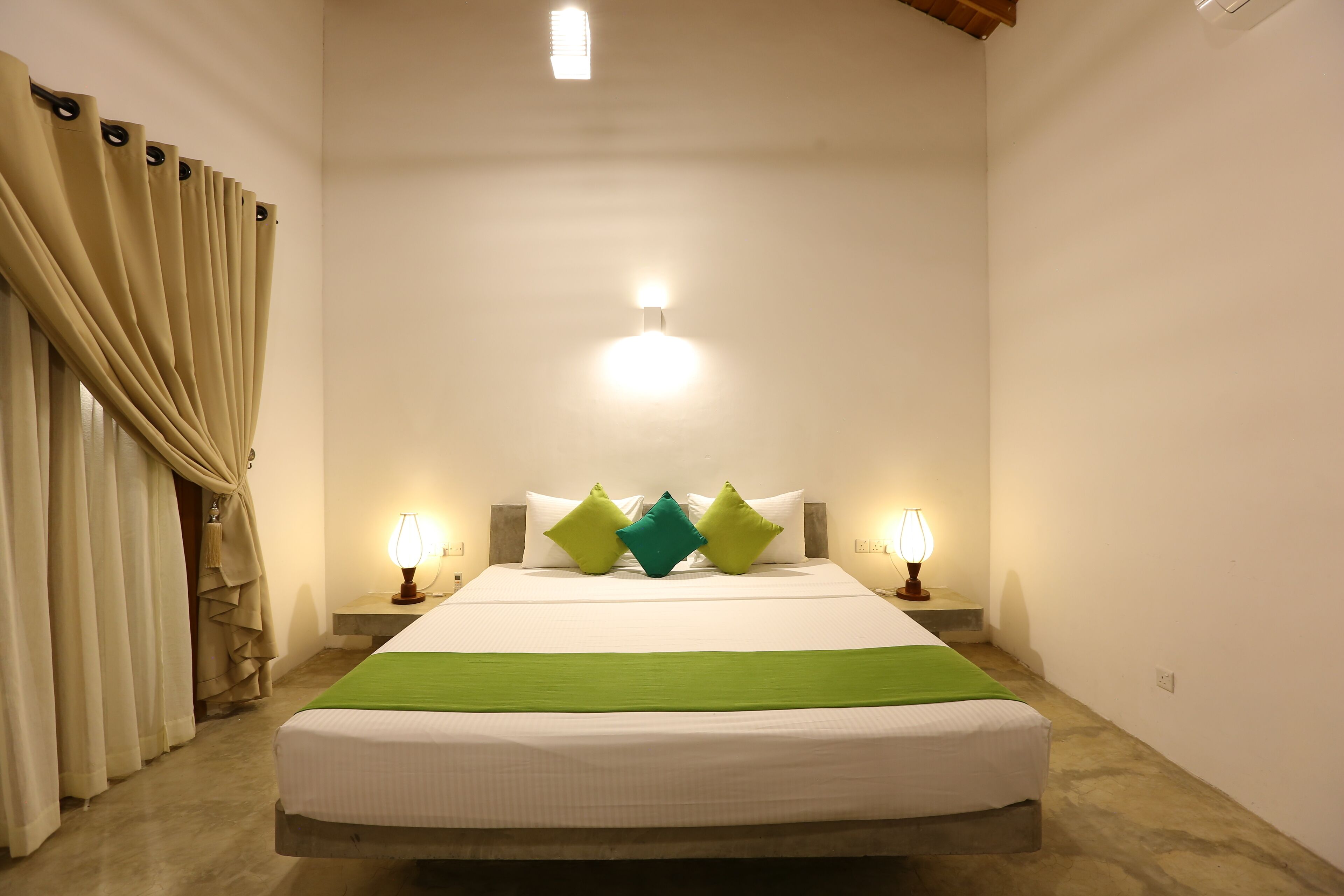 مكتب ومساحة عمل للكمبيوتر المحمول وتجهيزات عازلة للصوت ومكواة/لوح كي