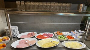 A buffet with various food items and utensils. - Tillas Hof (Hamm)