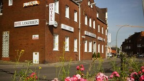 A brick building with signs for Hotel Langerbein, a cafe, and a restaurant. - Tillas Hof (Hamm)