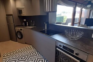 Køleskab, mikrobølgeovn, ovn, kogeplade