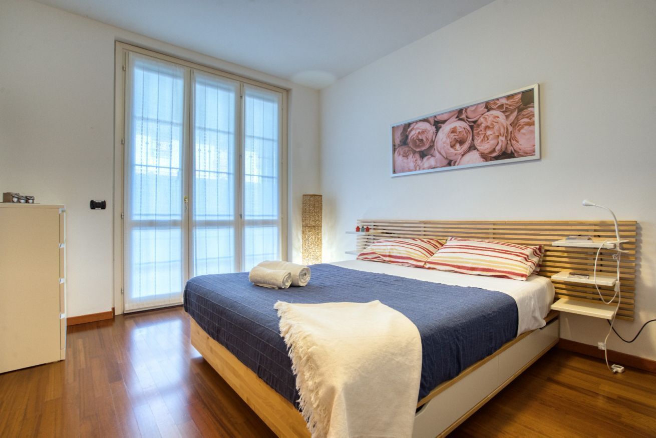 1 habitación, tabla de planchar con plancha y cuna de viaje 