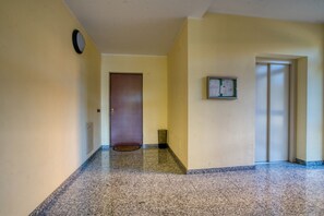 Interior - GuestHost - Casa Indaco is located in the city centre, a few steps from the pedestrian area (bars, restaurants, pizzerias, supermarkets and all services) and a 12-minute walk from the MM2 metro stop ‘Cernusco S/N’.A recently built condominium (2005), (Cernusco sul Naviglio)
