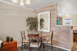 Dining - 2 bed 2.5 bath close to shopping, restaurants and more (Pueblo)