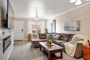 TV, fireplace - 2 bed 2.5 bath close to shopping, restaurants and more (Pueblo)