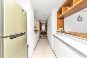 Kühlschrank, Mikrowelle, Herdplatte, Wasserkocher mit Kaffee-/Teezubehör