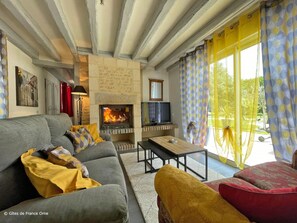 Televisie en een open haard